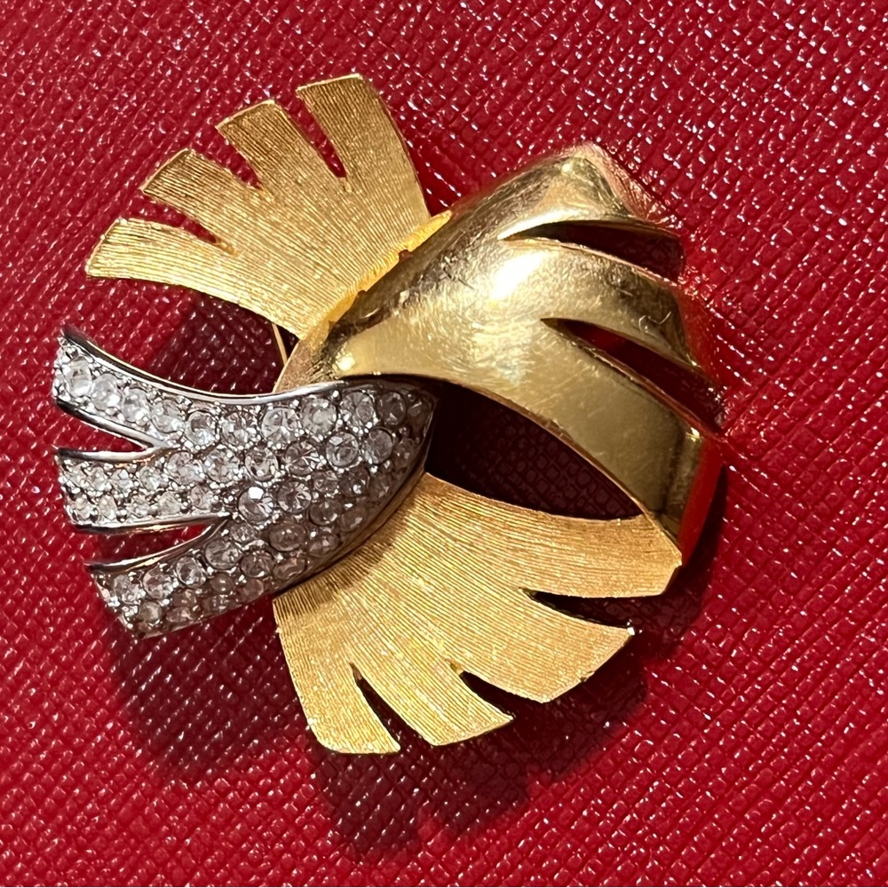 Givenchy 1978 Paris NY Rhinestone Twisted Ribbon Gold Tone Pin Brooch Pendant - Picture 2 of 5